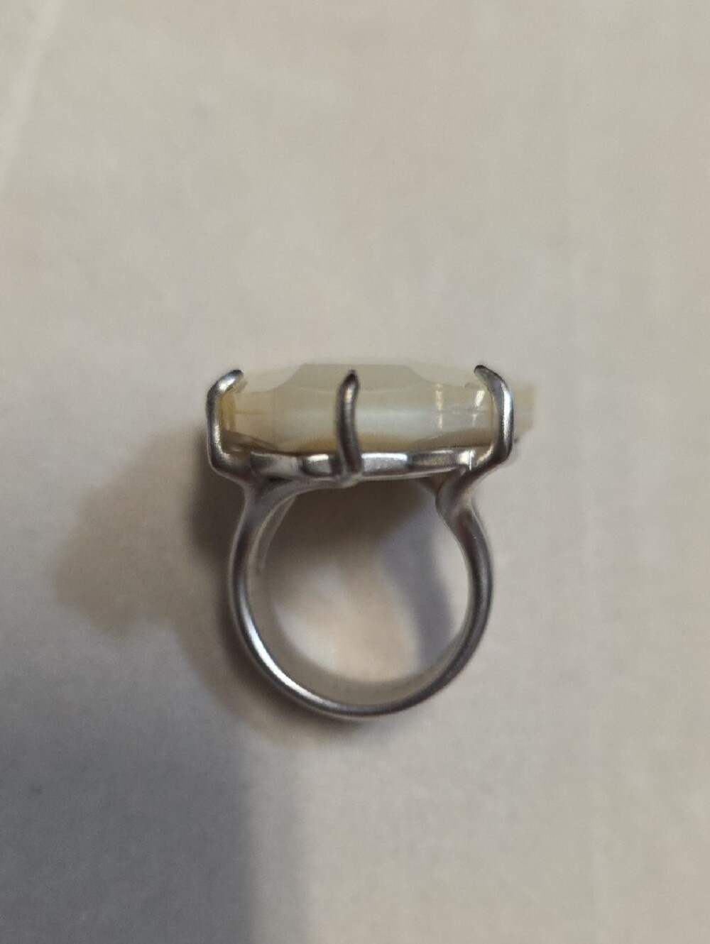 Kendra Scott Megan Ring In Iridescent Ivory Mother-Of-Pearl Set In Silver Size 8 - Picture 4 of 6